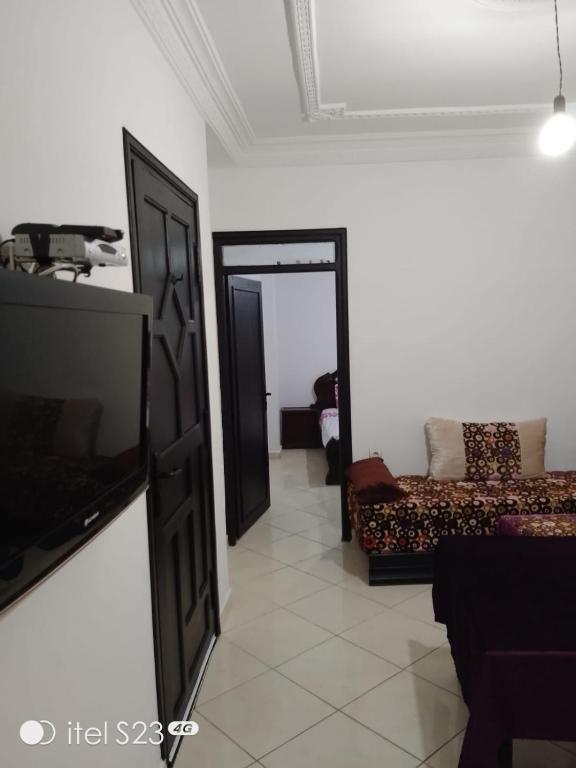 TV a/nebo společenská místnost v ubytování Un joli appartement à Martil pour vos vacances d'été proche de toutes les commodités et à 5 min de la plage !