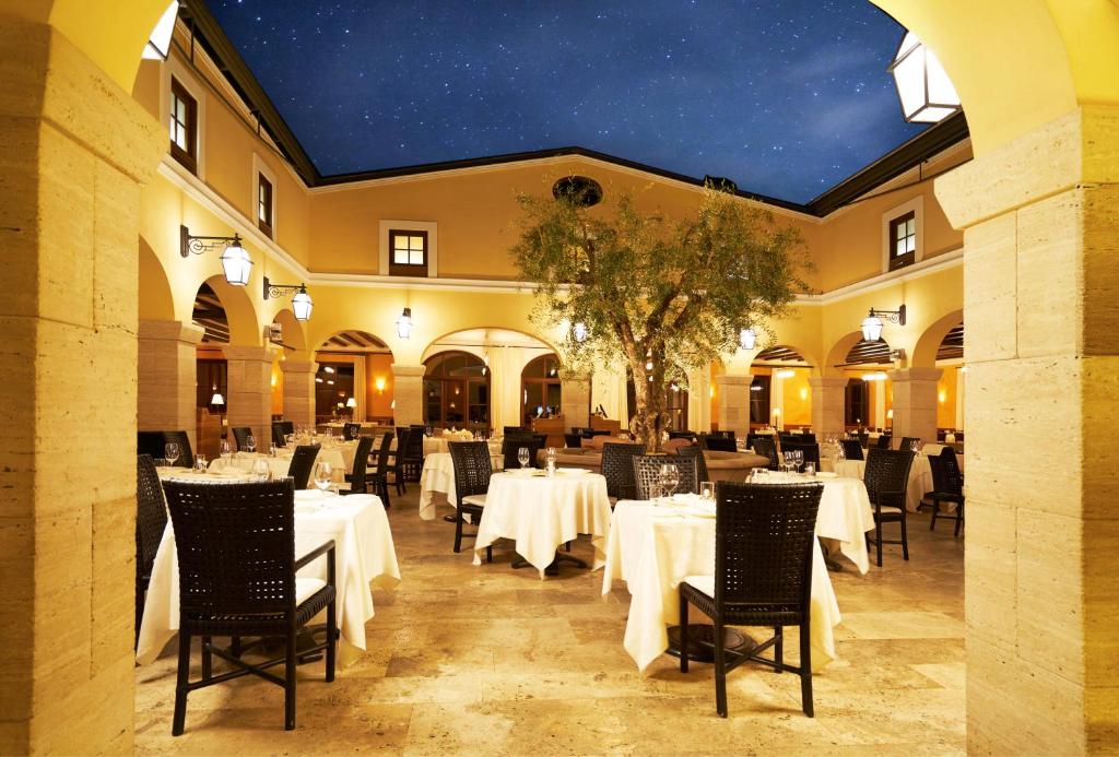 Reštaurácia alebo iné gastronomické zariadenie v ubytovaní Adler Spa Resort Thermae