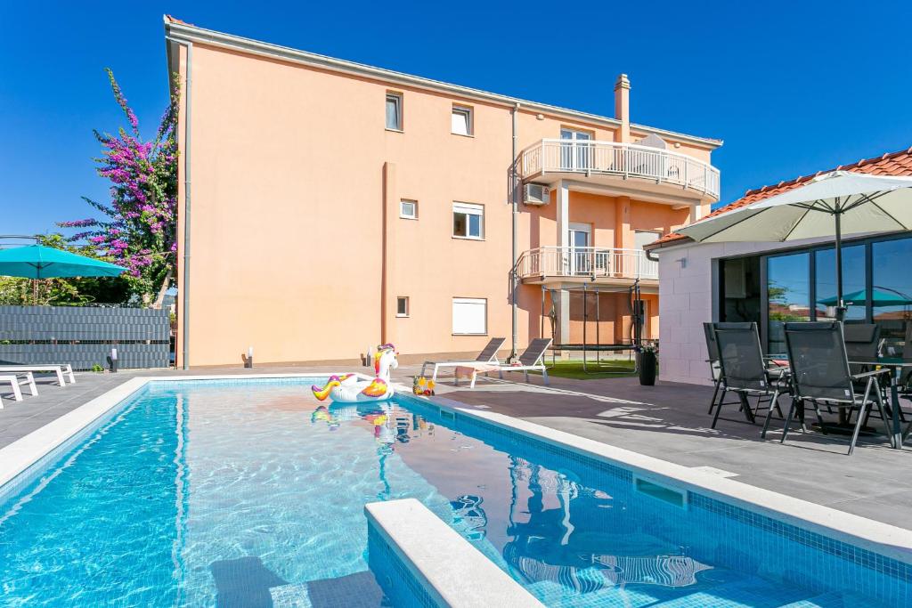 Apartments with swimming pool Kastel Luksic, Kastela - 22983