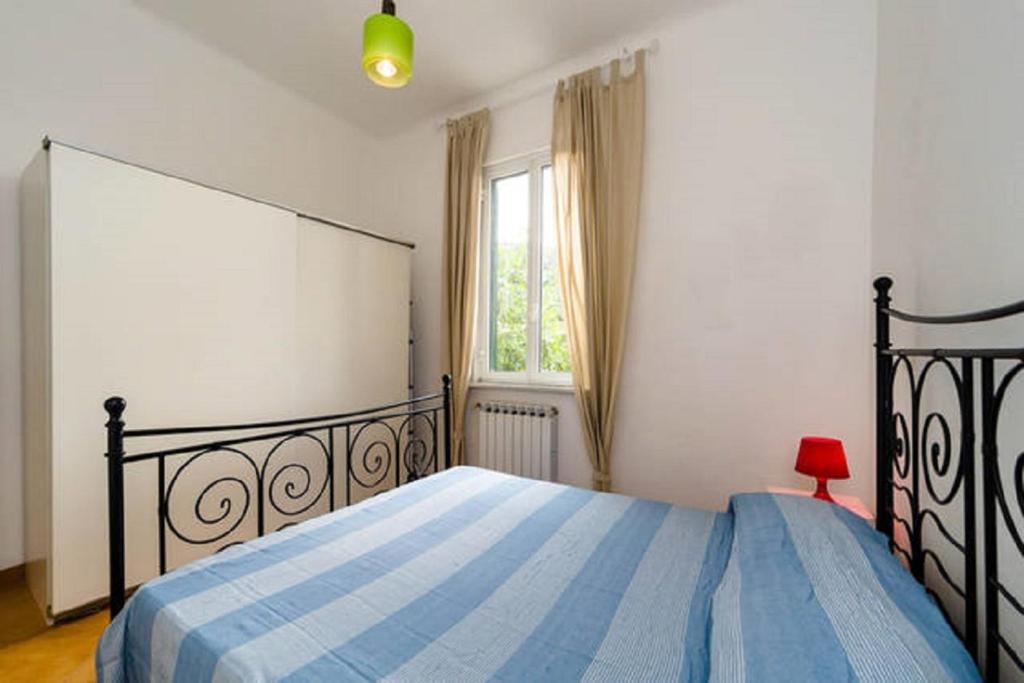 Łóżko lub łóżka w pokoju w obiekcie Varazze Apartment
