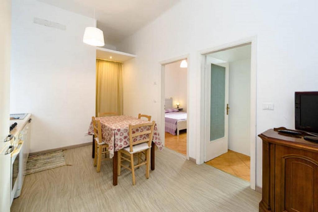 Telewizja i/lub zestaw kina domowego w obiekcie Varazze Apartment