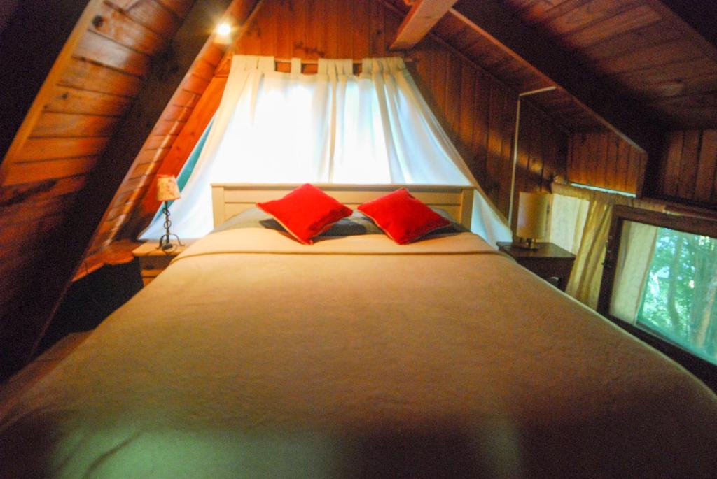 Ένα ή περισσότερα κρεβάτια σε δωμάτιο στο Cabañas Ser Patagonia