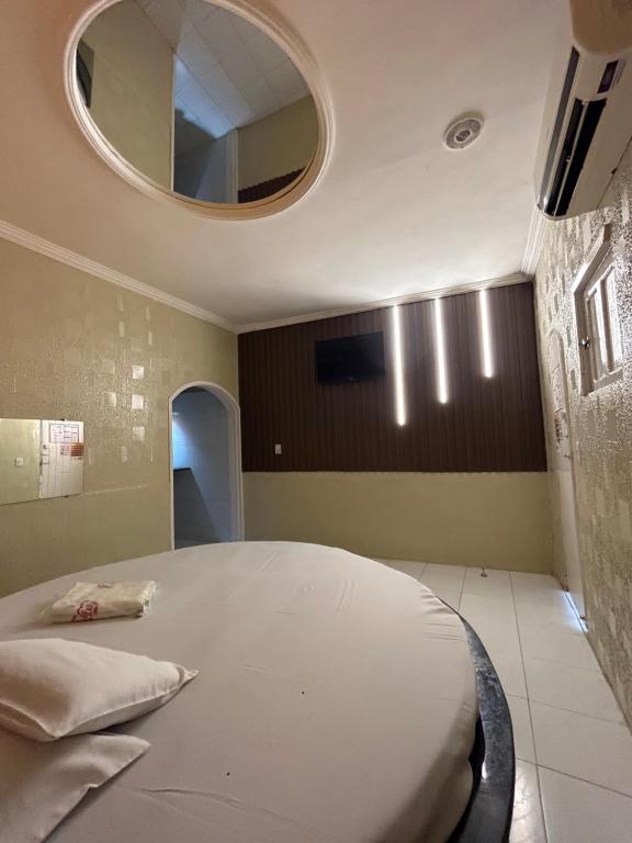 Ένα ή περισσότερα κρεβάτια σε δωμάτιο στο Ellus Motel