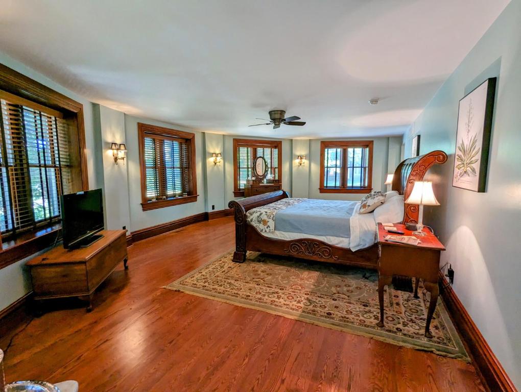 Gothic Heights Inn - King Suite