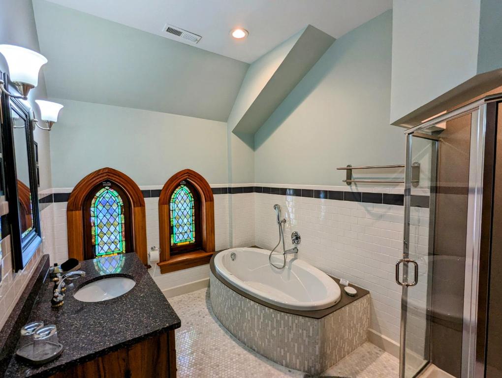 Gothic Heights Inn - Deluxe Kamer Met Kingsize Bed