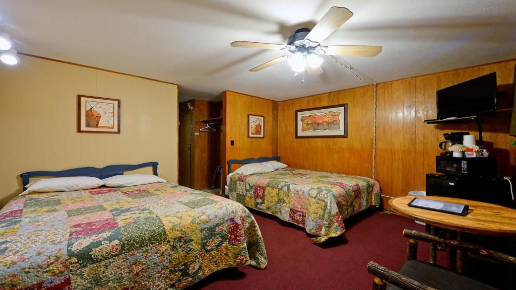 una camera d'albergo con due letti e un ventilatore a soffitto di Arrowhead 15 a Red River