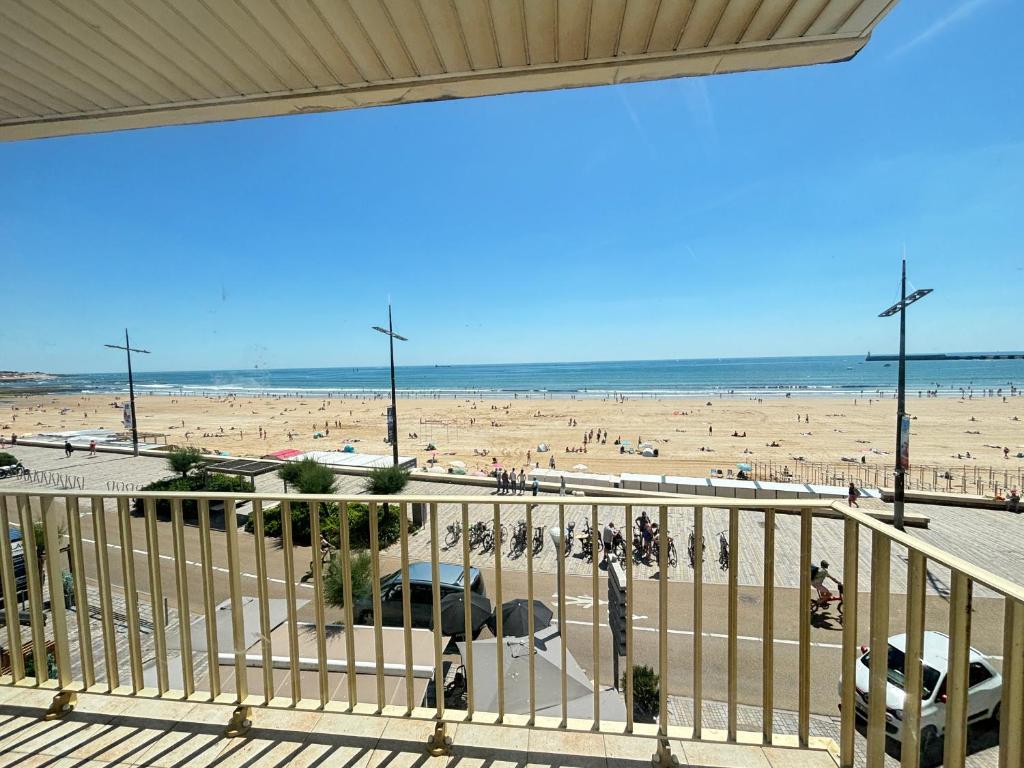 - un balcon offrant une vue sur la plage dans l'établissement Appartement 4 pièces avec balcon face mer, proche plage et commerces, idéal famillies - FR-1-197-199, à Les Sables-dʼOlonne