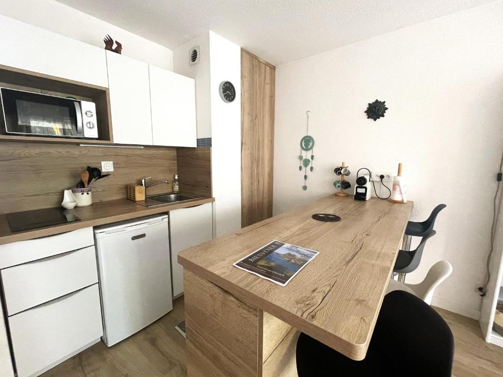 Kuchnia lub aneks kuchenny w obiekcie Appartement T2 à Banyuls-sur-Mer : Jardin, Parking, WIFI, Climatisation, Proche Plage - FR-1-309-340