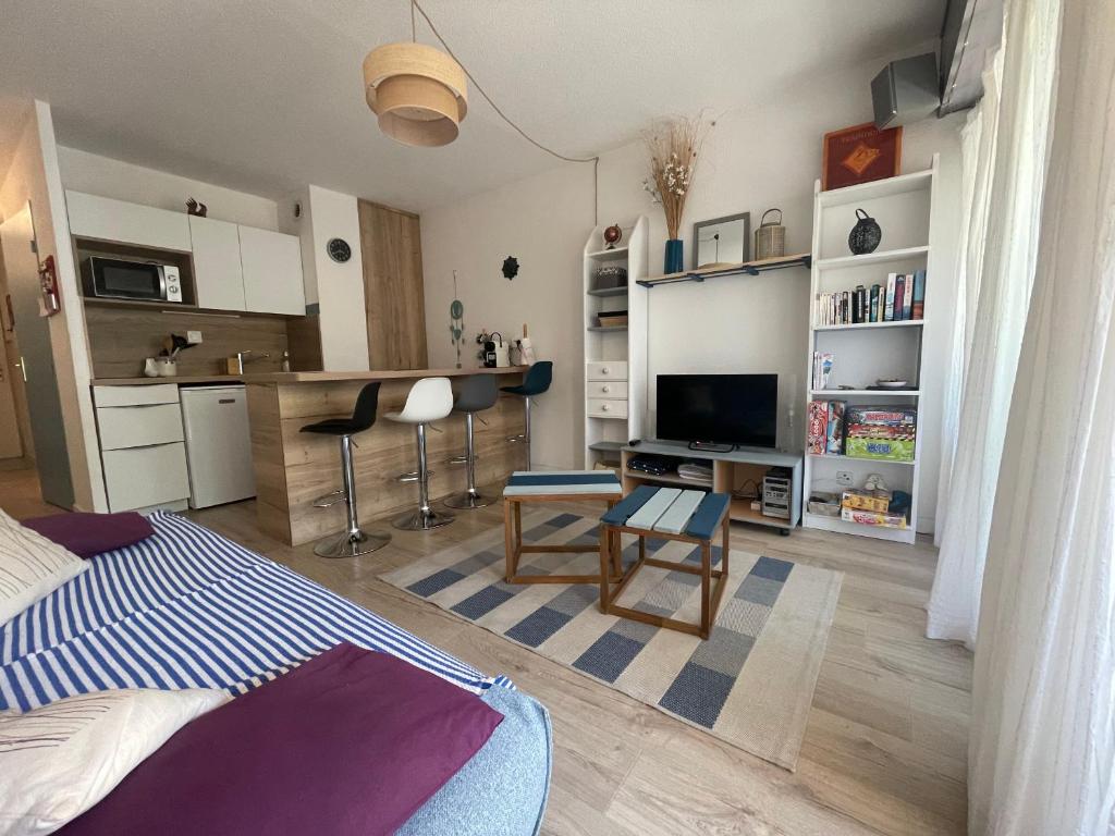 salon z łóżkiem i kuchnią w obiekcie Appartement T2 à Banyuls-sur-Mer : Jardin, Parking, WIFI, Climatisation, Proche Plage - FR-1-309-340 w mieście Banyuls-sur-Mer