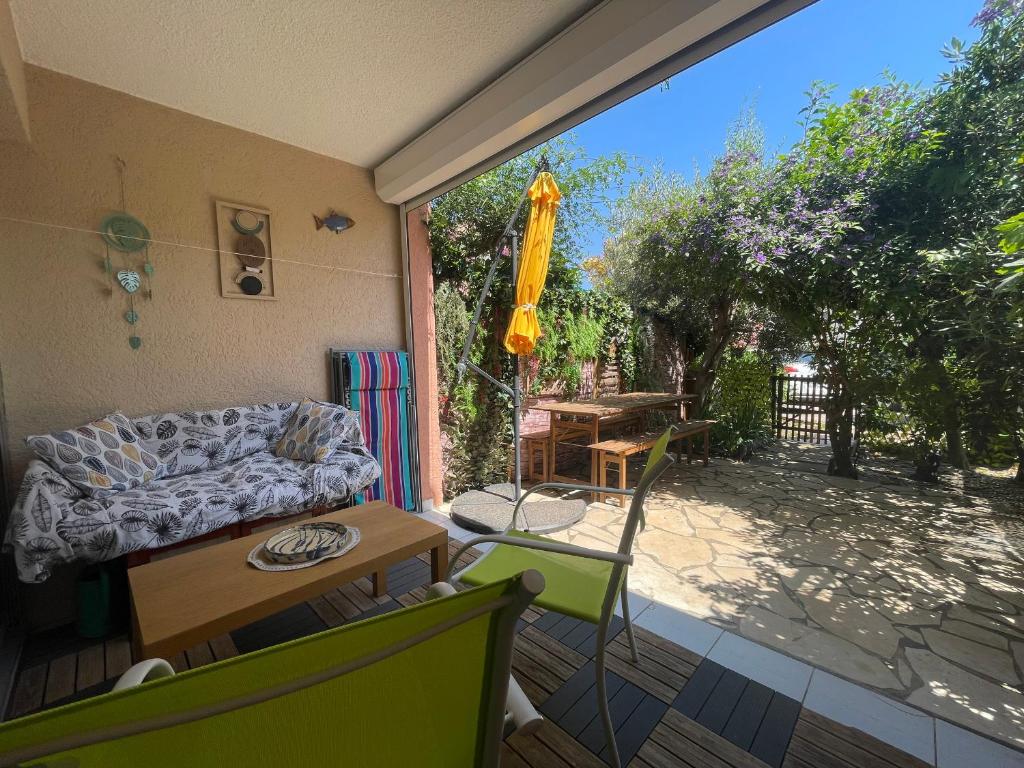 salon z kanapą i stołem w obiekcie Appartement T2 à Banyuls-sur-Mer : Jardin, Parking, WIFI, Climatisation, Proche Plage - FR-1-309-340 w mieście Banyuls-sur-Mer
