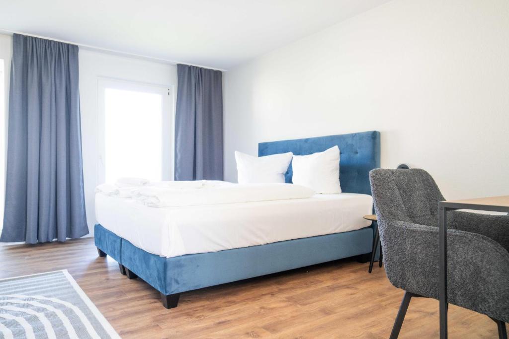 a bedroom with a bed and a table and a chair at Johouse Zingst Johouse Zimmer 23 in Zingst