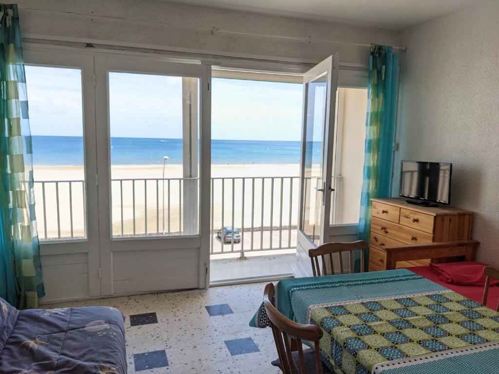une chambre avec une pièce avec vue sur la plage dans l'établissement Port-la-Nouvelle : Studio front de mer, 4 pers, parking inclus - FR-1-797-32, à Port-la-Nouvelle