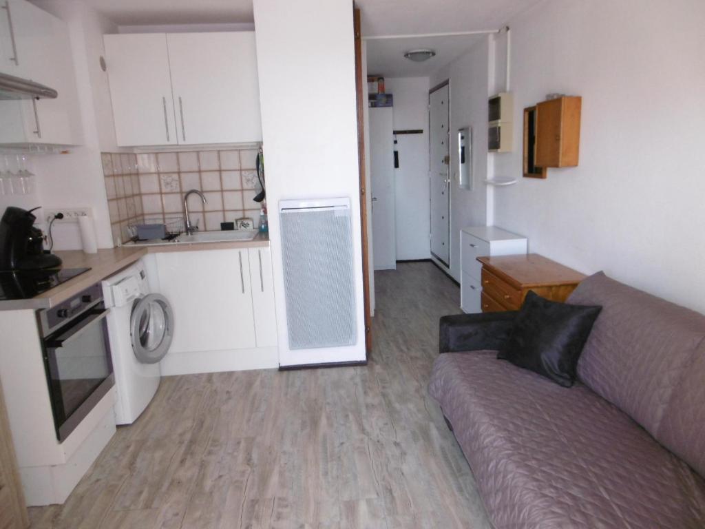 un salon avec un canapé et une cuisine dans l'établissement Charmant T2 rénové climatisé avec parking privé à 450m de la plage, idéal pour 4 pers. - FR-1-797-8, à Port-la-Nouvelle