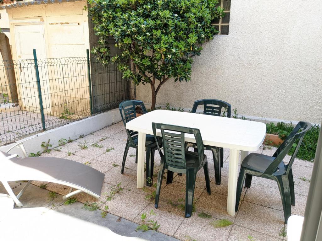 Photo de la galerie de l'établissement Charmant T2, 4 pers, proche plage, terrasse privée, tout confort, calme à Port-la-Nouvelle - FR-1-797-14, à Port-la-Nouvelle