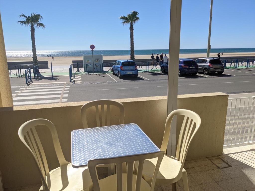 Photo de la galerie de l'établissement T2 en bord de mer pour 4 pers, RDC avec Parking - FR-1-797-39, à Port-la-Nouvelle