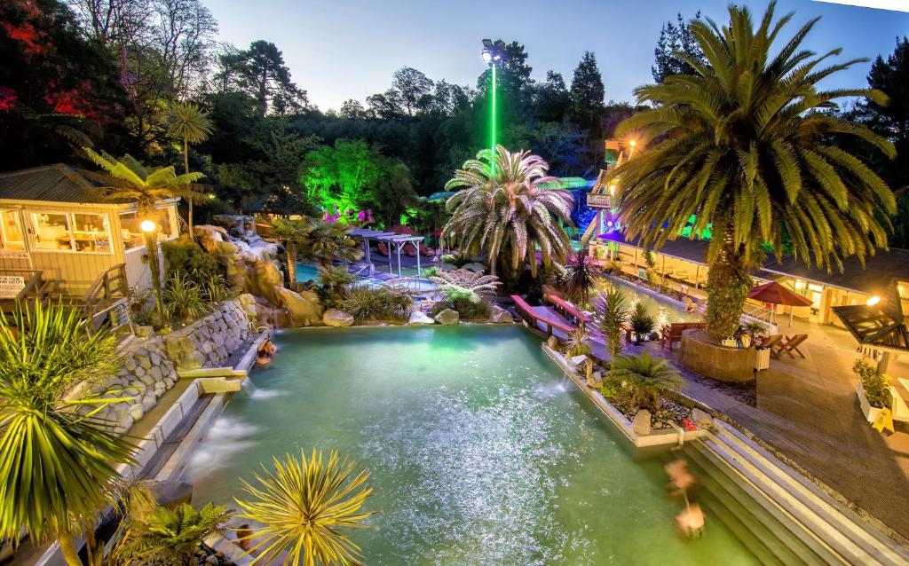 Bazén v ubytování Barrington House Taupo nebo v jeho okolí
