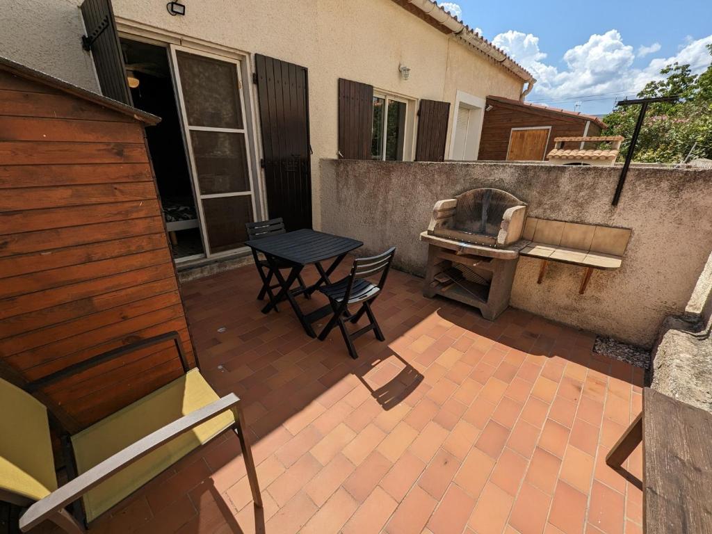 un patio extérieur avec une table et un grill dans l'établissement Villa T2 cosy, 40m², 4 pers, proche plage, 2 terrasses, tout équipé, calme et commerces à proximité - FR-1-797-53, à Port-la-Nouvelle