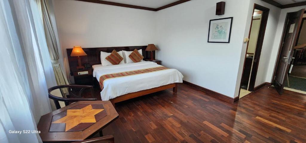 Postel nebo postele na pokoji v ubytování EG Paradise Angkor Villa Hotel