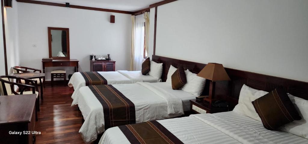 Postel nebo postele na pokoji v ubytování EG Paradise Angkor Villa Hotel