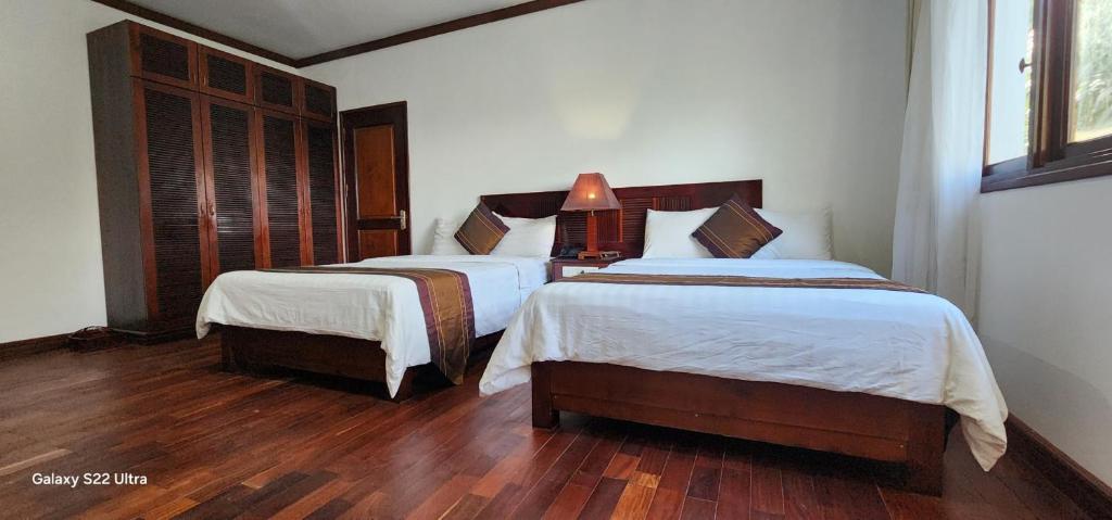 Postel nebo postele na pokoji v ubytování EG Paradise Angkor Villa Hotel