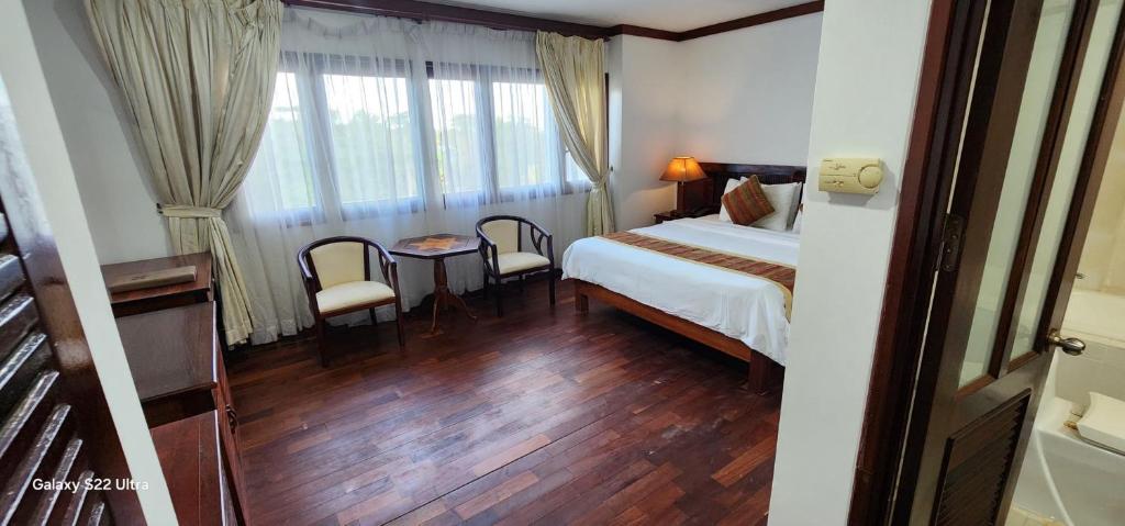 Postel nebo postele na pokoji v ubytování EG Paradise Angkor Villa Hotel
