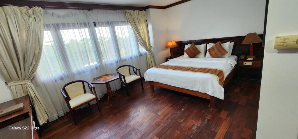 Postel nebo postele na pokoji v ubytování EG Paradise Angkor Villa Hotel