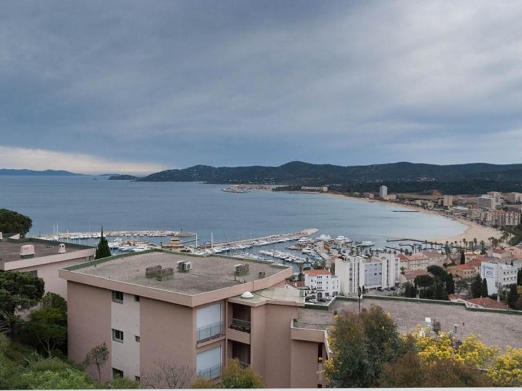 une vue d'une ville et d'un plan d'eau dans l'établissement Beau 3 pièces au Lavandou avec terrasse et parking - FR-1-803-34, au Lavandou
