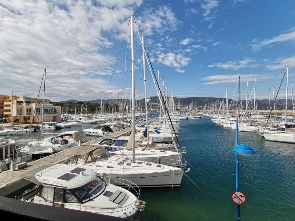 un groupe de bateaux amarrés dans un port dans l'établissement T2 avec piscine collective et parking à Bormes-les-Mimosas - FR-1-803-12, à Bormes-les-Mimosas