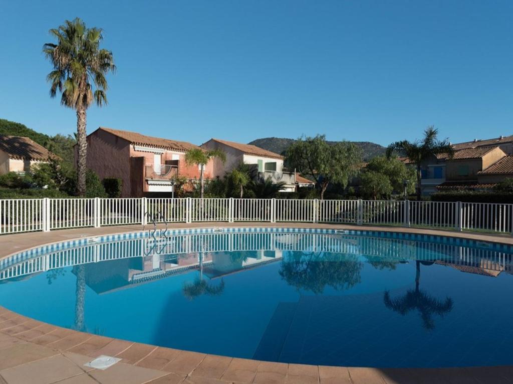 Photo de la galerie de l'établissement Mazet T3 avec jardin, terrasse et piscine, climatisé, 4 couchages, parking privé, Le Lavandou - FR-1-803-45, au Lavandou