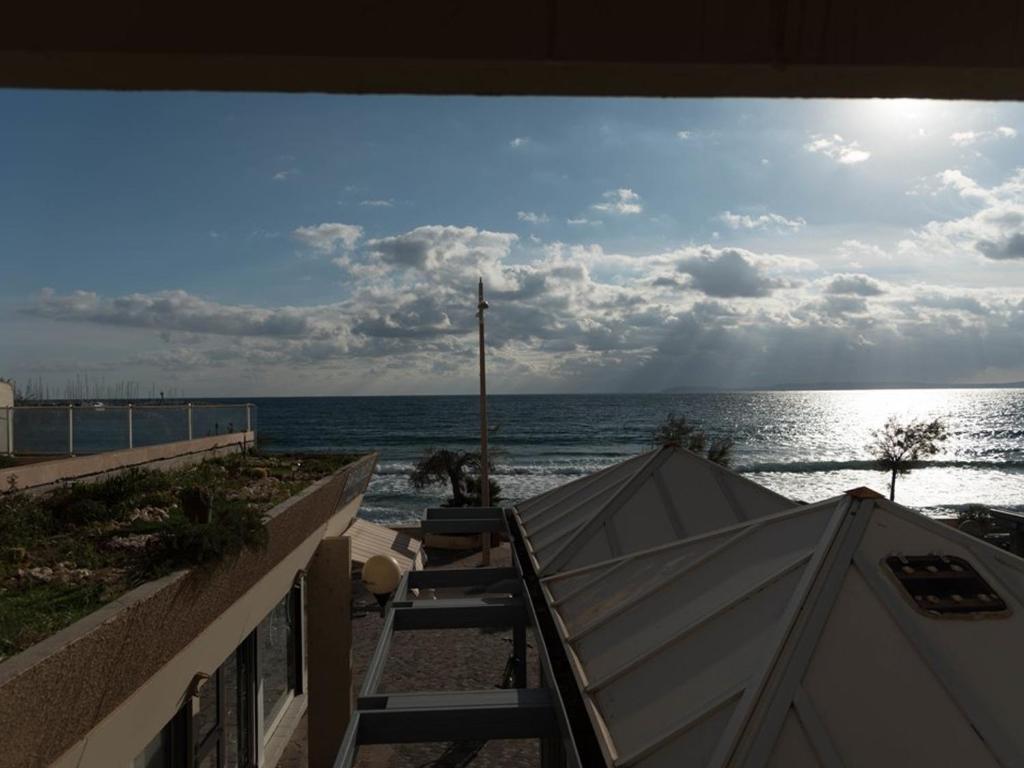 une vue sur l'océan depuis un immeuble dans l'établissement Studio cabine face mer, 4 pers, parking privé, au Lavandou - FR-1-803-2, au Lavandou
