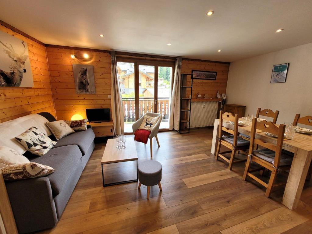 un salon avec un canapé et une table dans l'établissement Studio rénové familial, Vieux Village, proche pistes et commerces, 4 pers. - FR-1-598-168, aux Gets