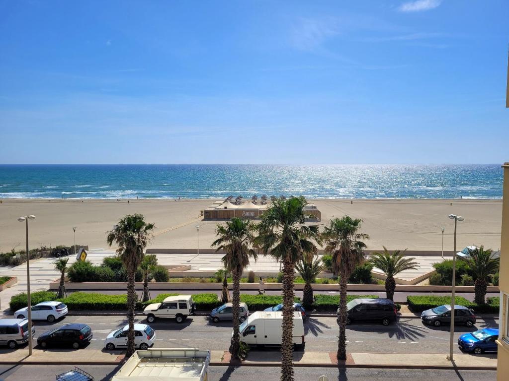 - un parking avec des palmiers et une plage dans l'établissement Canet-en-Roussillon - T2 cosy - 4 pers - Parking privé - Clim - FR-1-794-154, à Canet