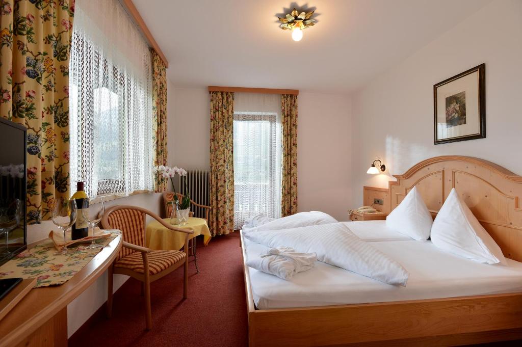 Postel nebo postele na pokoji v ubytování Hotel Schwarzer Adler