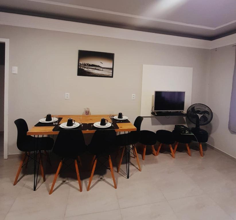 Télévision ou salle de divertissement dans l'établissement Leandro's Residence