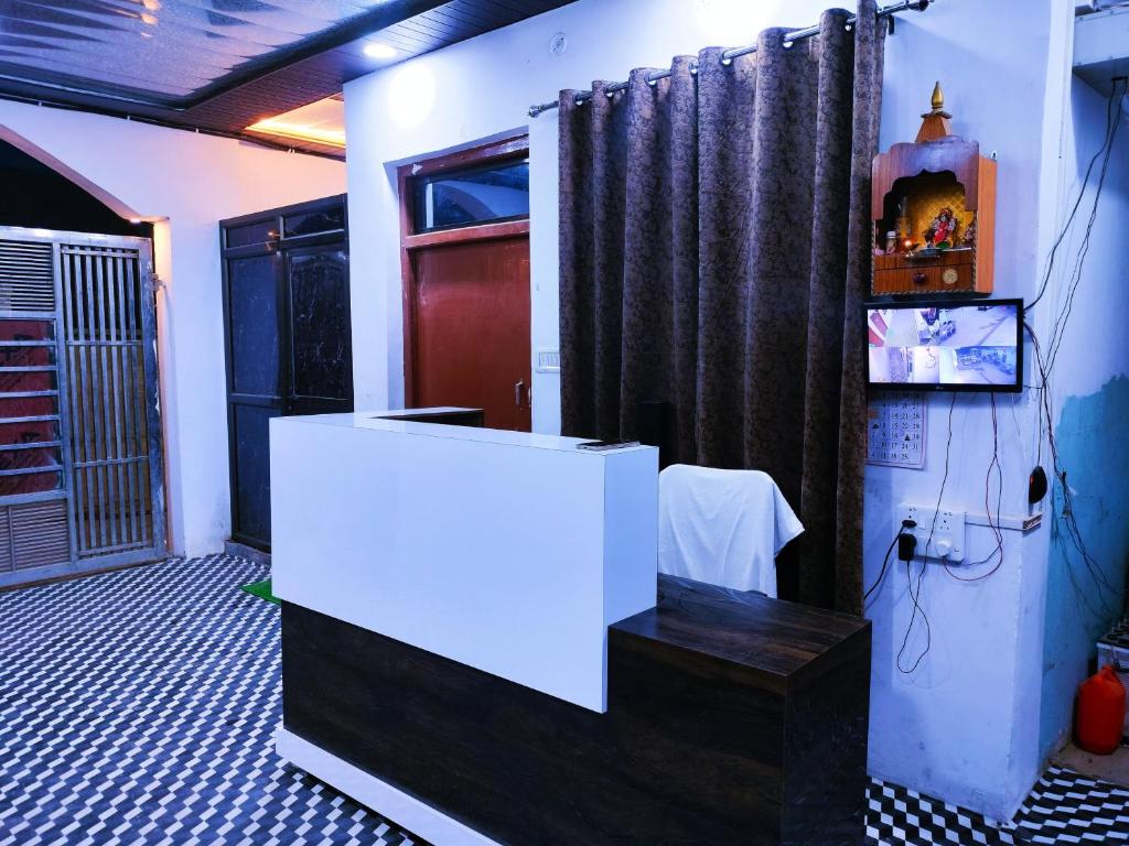 une chambre avec une douche avec une table et un rideau dans l'établissement Krishna cottage, à Ayodhya