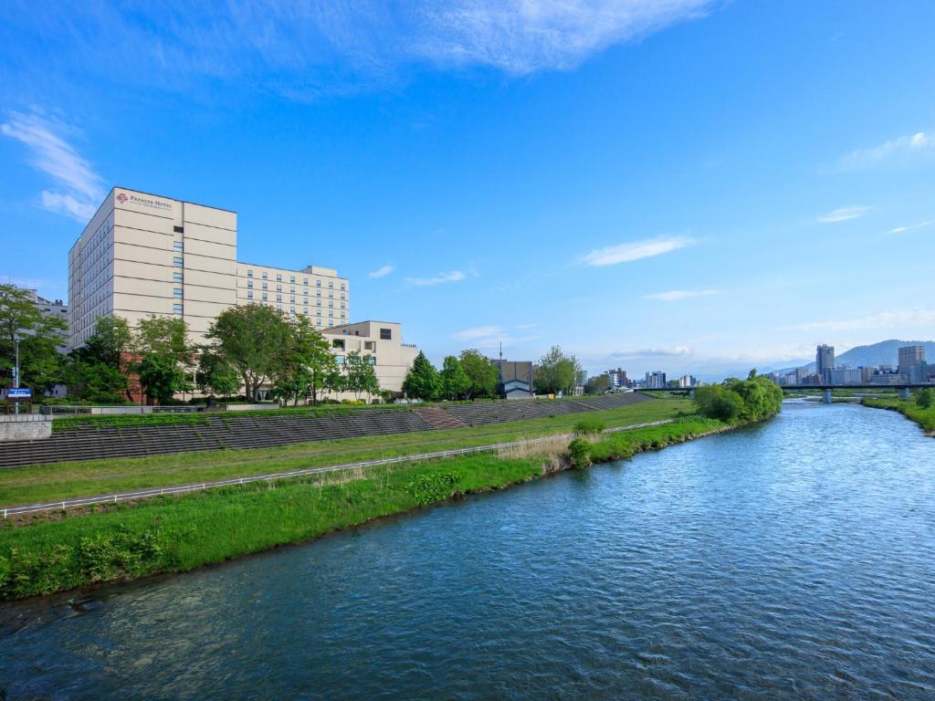 Výhled na řeku, která protéká v blízkosti hotelu