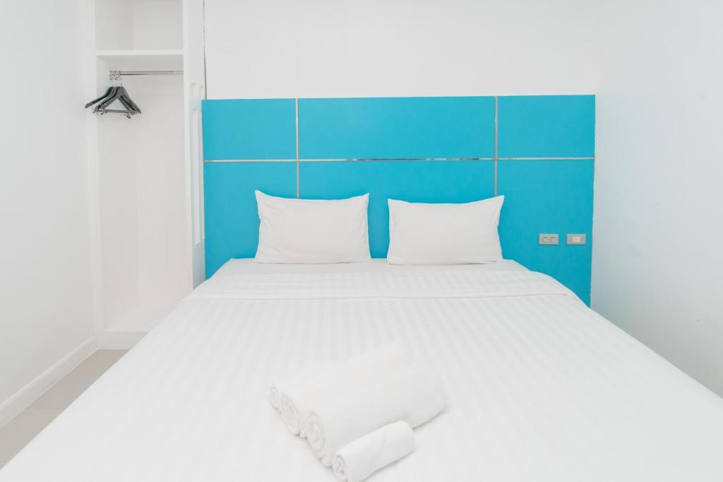 Postel nebo postele na pokoji v ubytování Patong Diamond Hotel