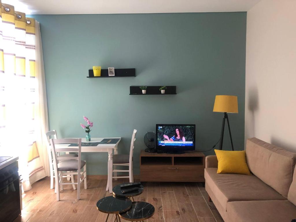 TV a/nebo společenská místnost v ubytování Rezidenca SHOPI Apartments