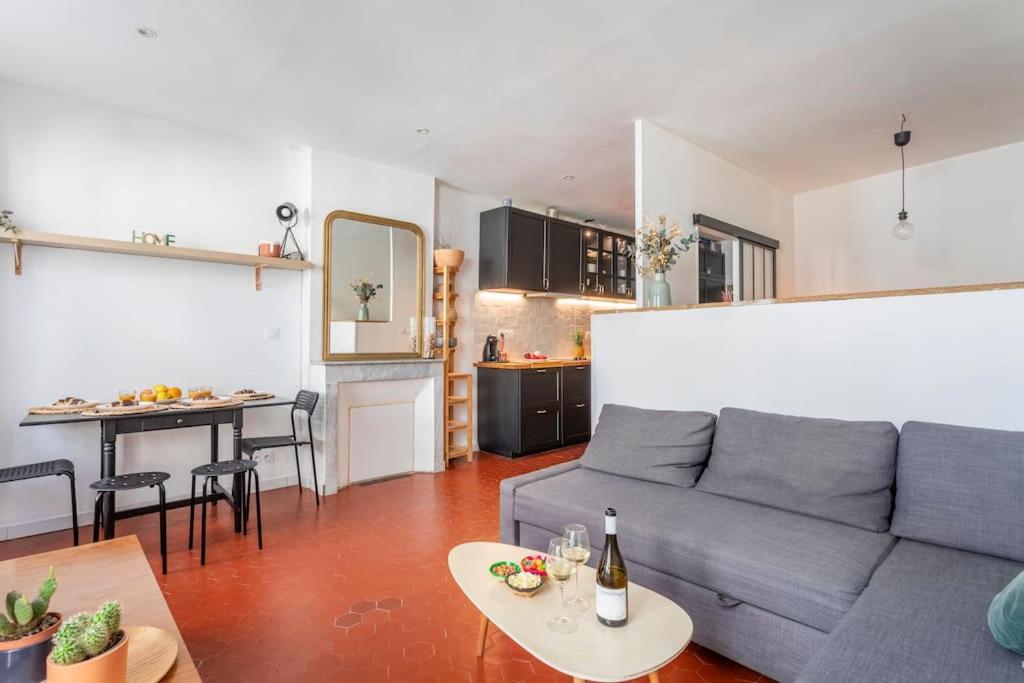 un salon avec un canapé et une table dans l'établissement La jolie escale du Panier Mucem Vieux Port, à Marseille