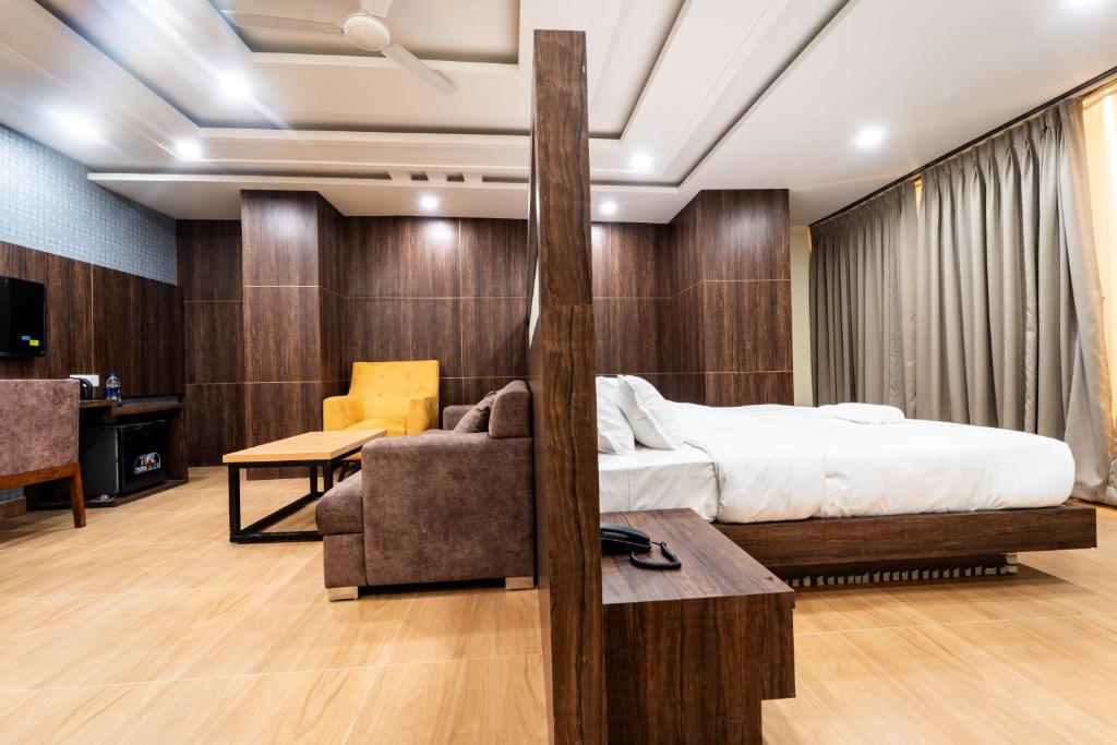 Postel nebo postele na pokoji v ubytování HOTEL VRINDAVAN