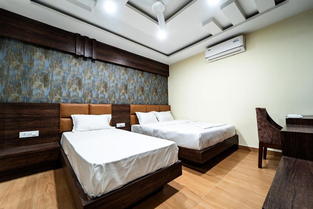 Postel nebo postele na pokoji v ubytování HOTEL VRINDAVAN