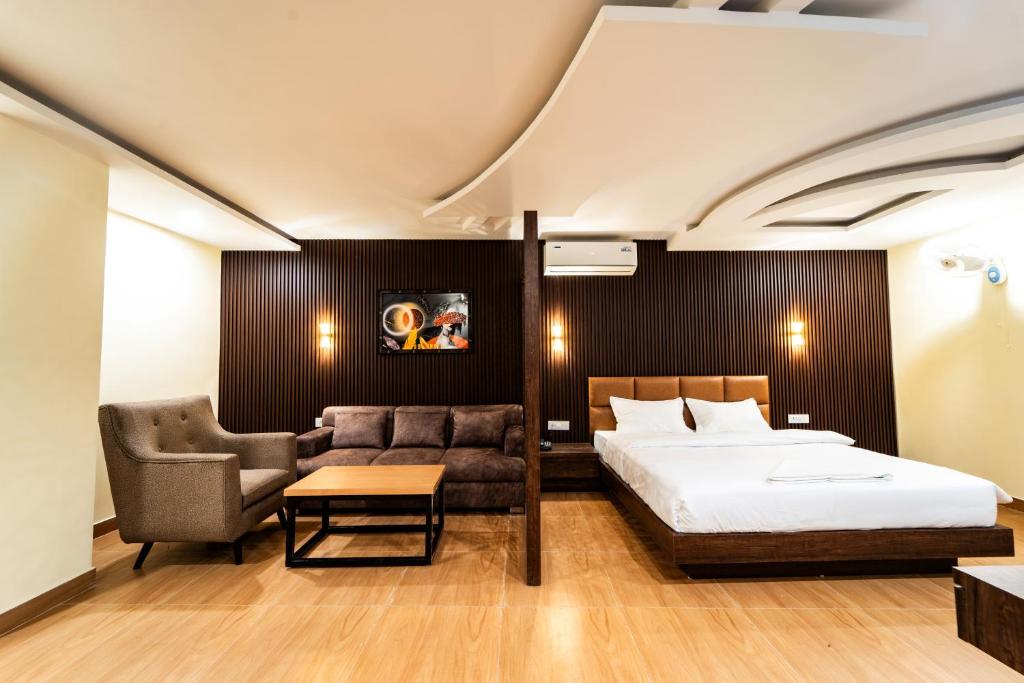 Postel nebo postele na pokoji v ubytování HOTEL VRINDAVAN