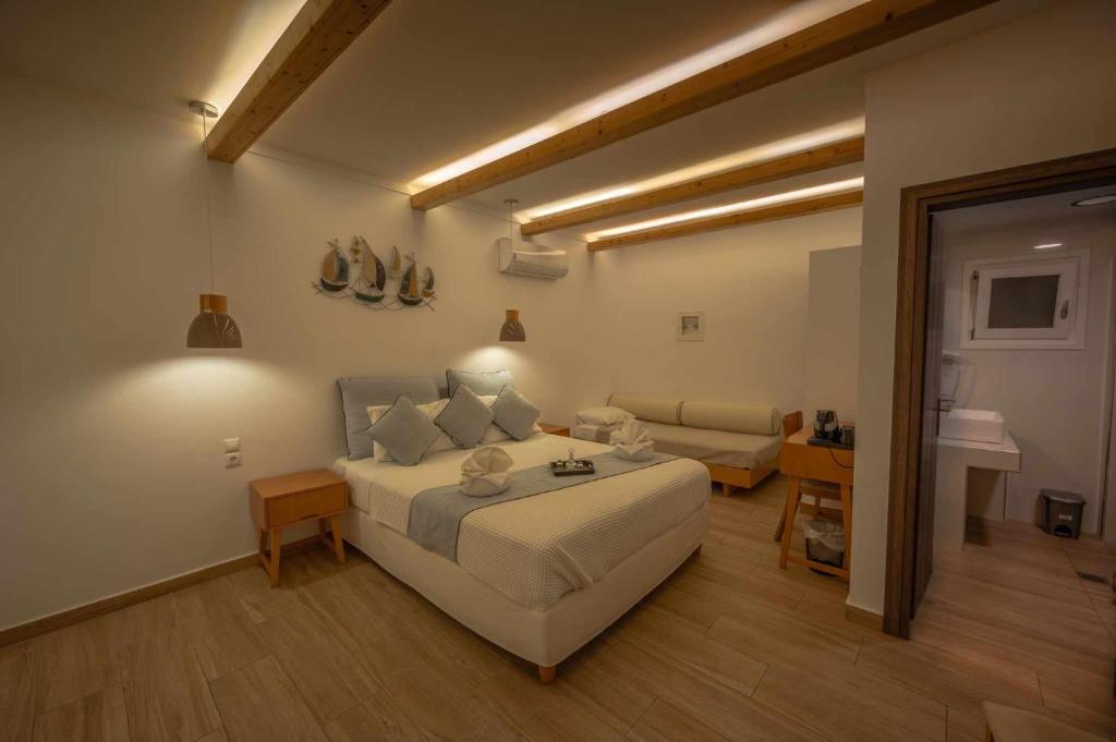 Postel nebo postele na pokoji v ubytování Karidis Hotel