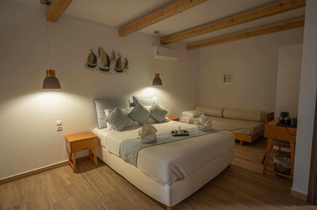 Postel nebo postele na pokoji v ubytování Karidis Hotel