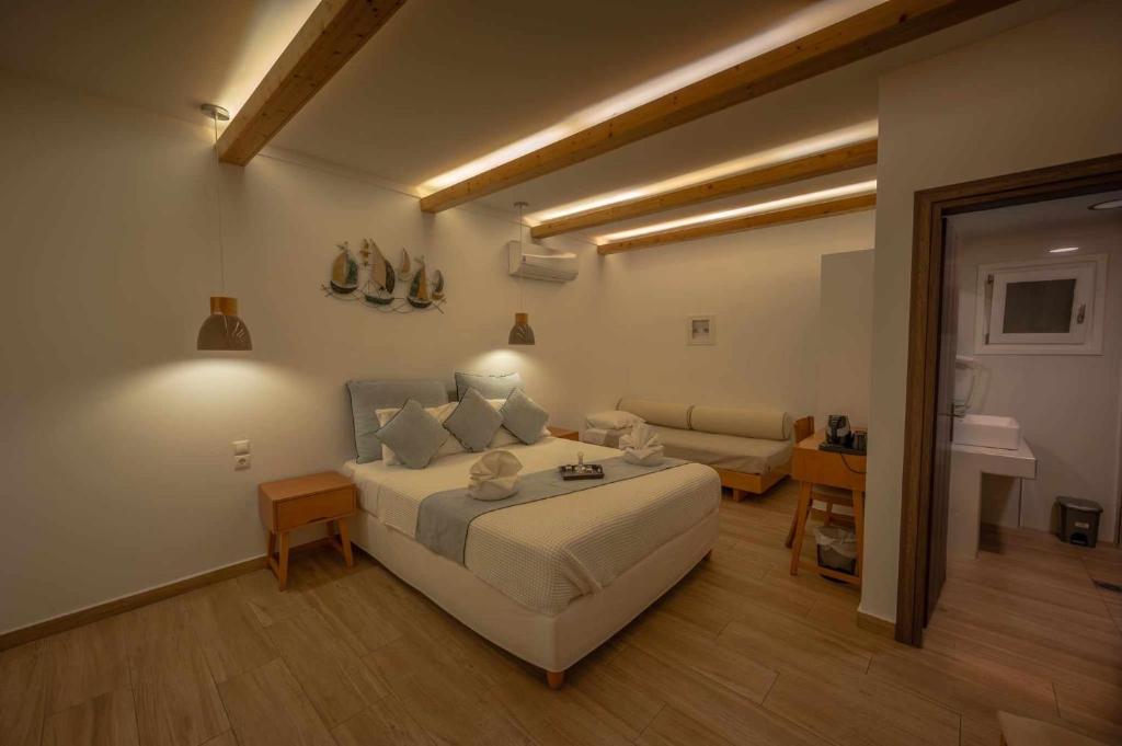 Postel nebo postele na pokoji v ubytování Karidis Hotel