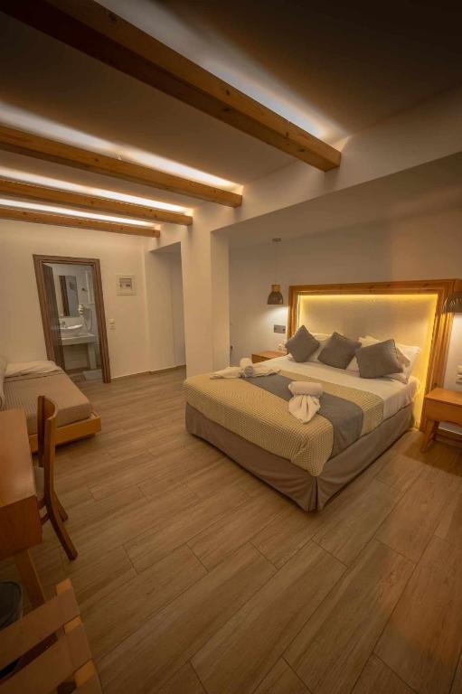 Postel nebo postele na pokoji v ubytování Karidis Hotel