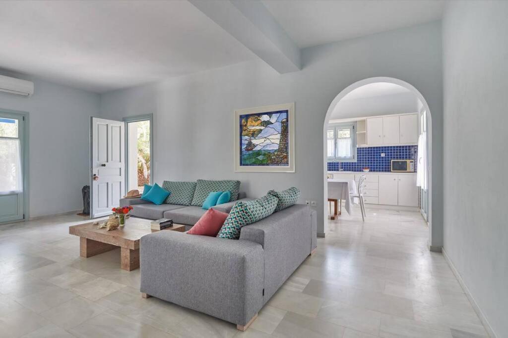 Una sala de estar con dos sofás y una mesa. en Sunset Villa in Paros, en Santa Maria