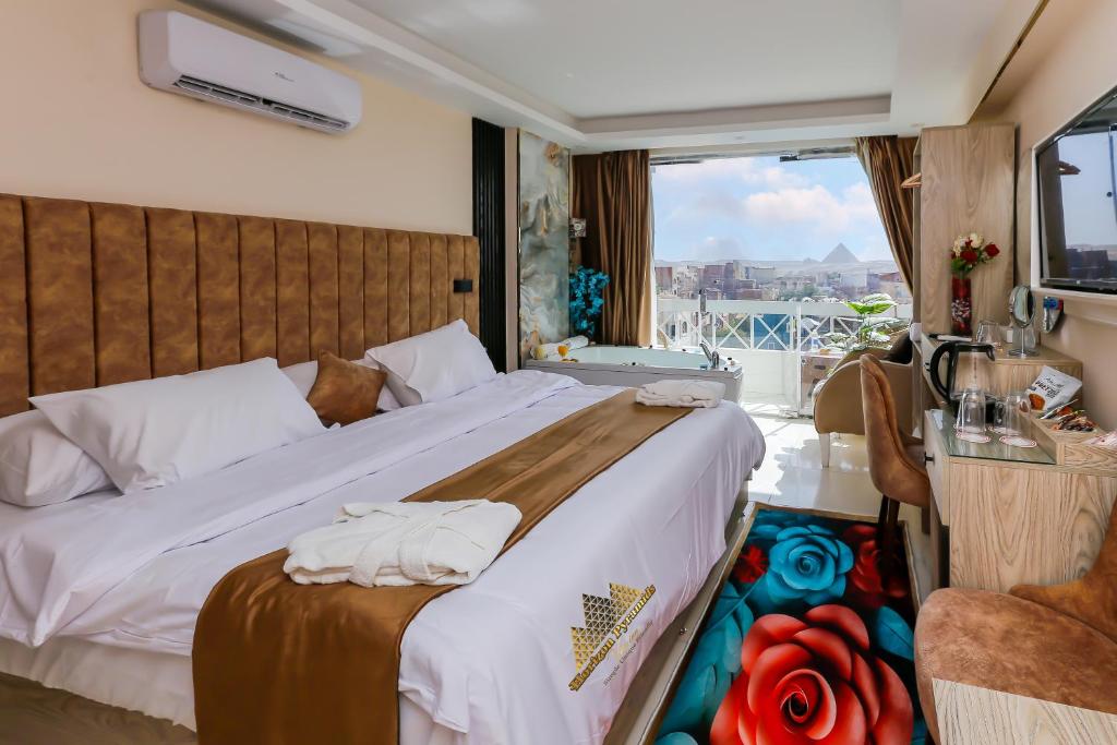 una camera con un grande letto e un balcone di Horizon Pyramids View inn a Il Cairo
