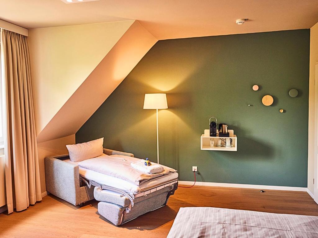 Postel nebo postele na pokoji v ubytování Steigenberger Hotel Treudelberg Hamburg