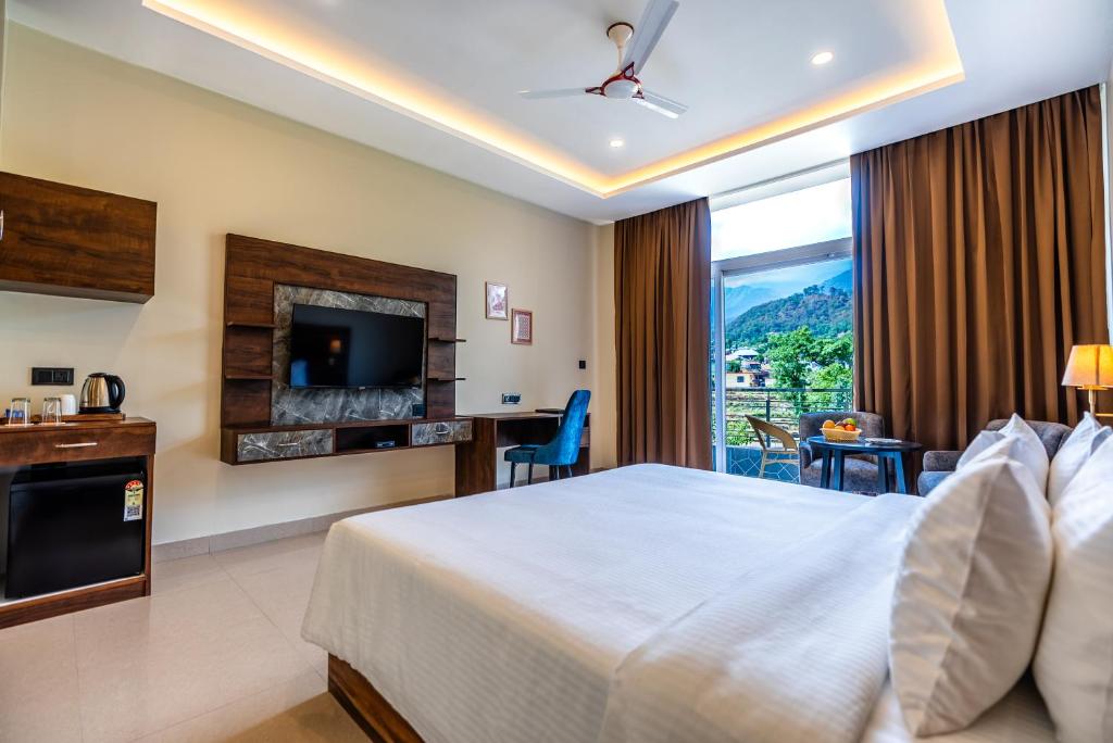 TV a/nebo společenská místnost v ubytování Aotel by Clarks Inn Palampur